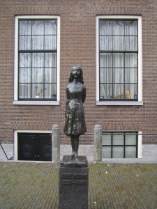 Estatua de Anna Frank cerca de su casa. Autor tiseb de Flickr.