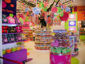 Tienda de chuches en un mall. Autor Yoshi5000 de Flickr.